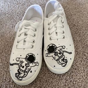 i make custom shoes/ Instagram: felix.customs